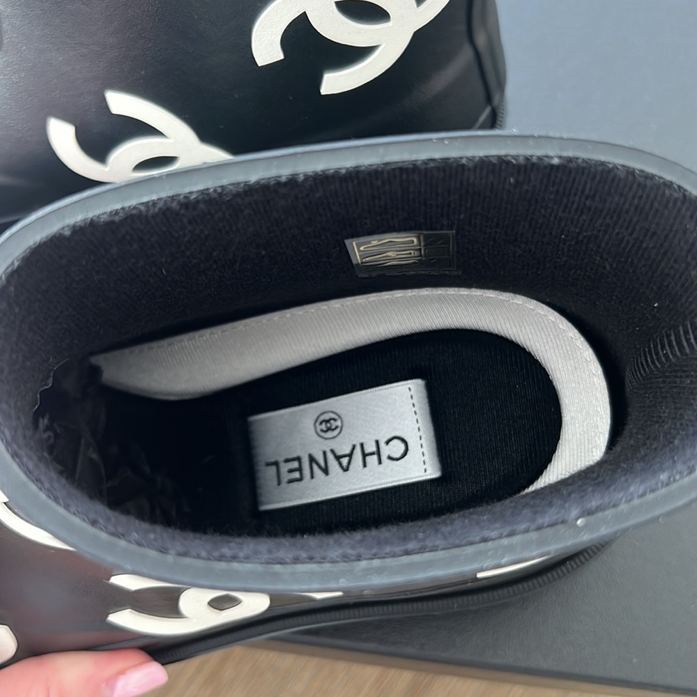 Chanel rain boots - Picture 6 of 13